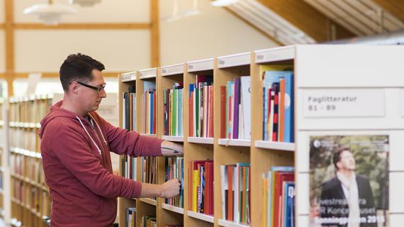 Rudersdal Biblioteker: Mand leder efter bøger på bibliotek